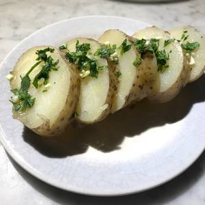 Papas Vagas 
(papas naturales con ajo y perejil)