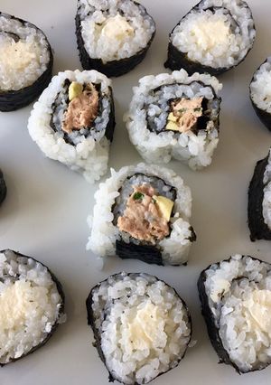 Une photo de Maki thon avocat 🐟🥑 et fromage frais 🍣