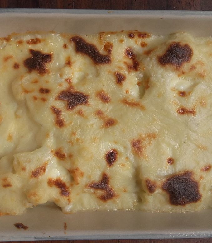 Una foto de Coliflor con queso y salsa blanca
