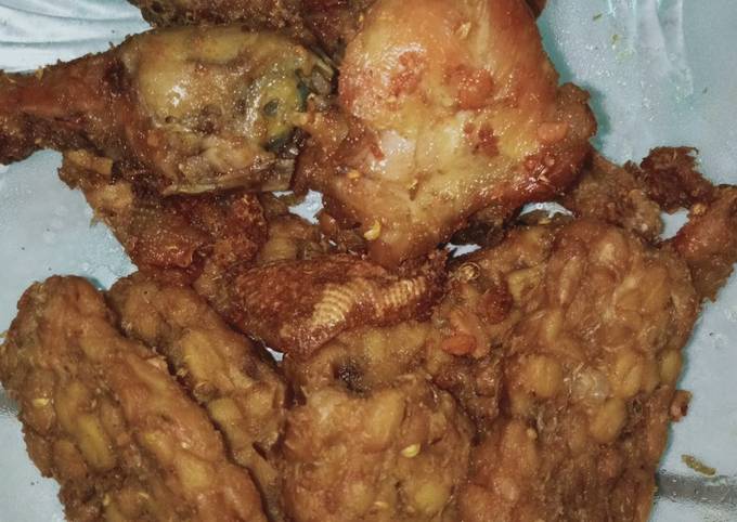 Ayam goreng campur tempe ungkep sambal goang khas Sunda