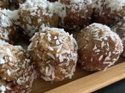 A picture of dates seed