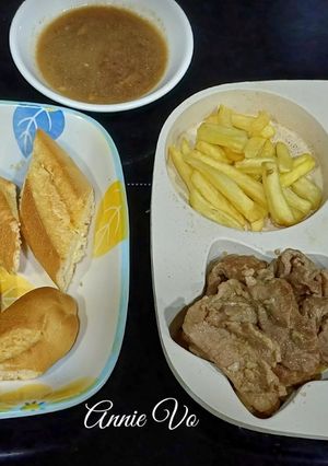 Hình của món Bánh mì thập cẩm kiểu bò né.