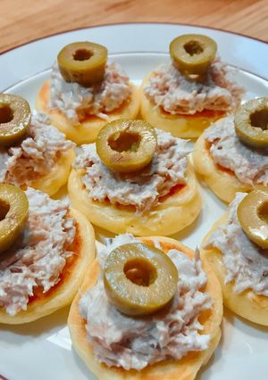 Hình của món Blinis Topping Cá Ngừ Phô Mai Tươi & Olive Xanh.