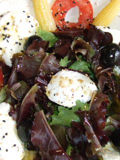 Una foto de Ensalada fácil al sésamo blanco y negro