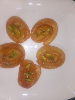 मीठी लच्छा मठरी (Meethi lachha mathri recipe in hindi) रेसिपी मुख्य फोटो