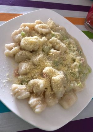 Una foto de Ñoquis sin gluten con salsa de puerro y jamón