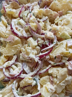 Una foto de Ensalada de patata y lacón