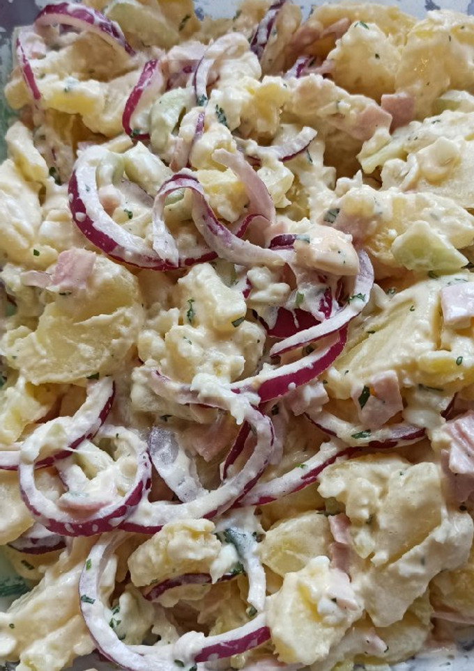 Una foto de Ensalada de patata y lacón