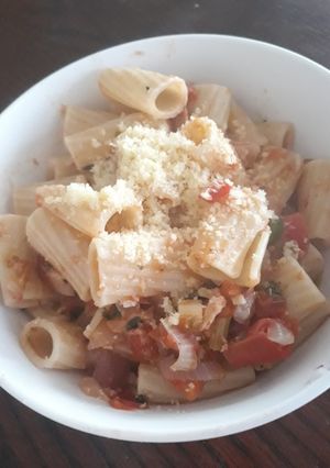 Una foto de Canutos con atún en salsa de tomates