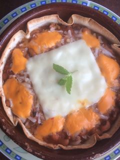 Una foto de Cazuela de alubias con carne picante y queso gratinado al horno 🇲🇽🌶 🇪🇸