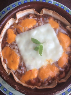 Una foto de Cazuela de alubias con carne picante y queso gratinado al horno 🇲🇽🌶 🇪🇸