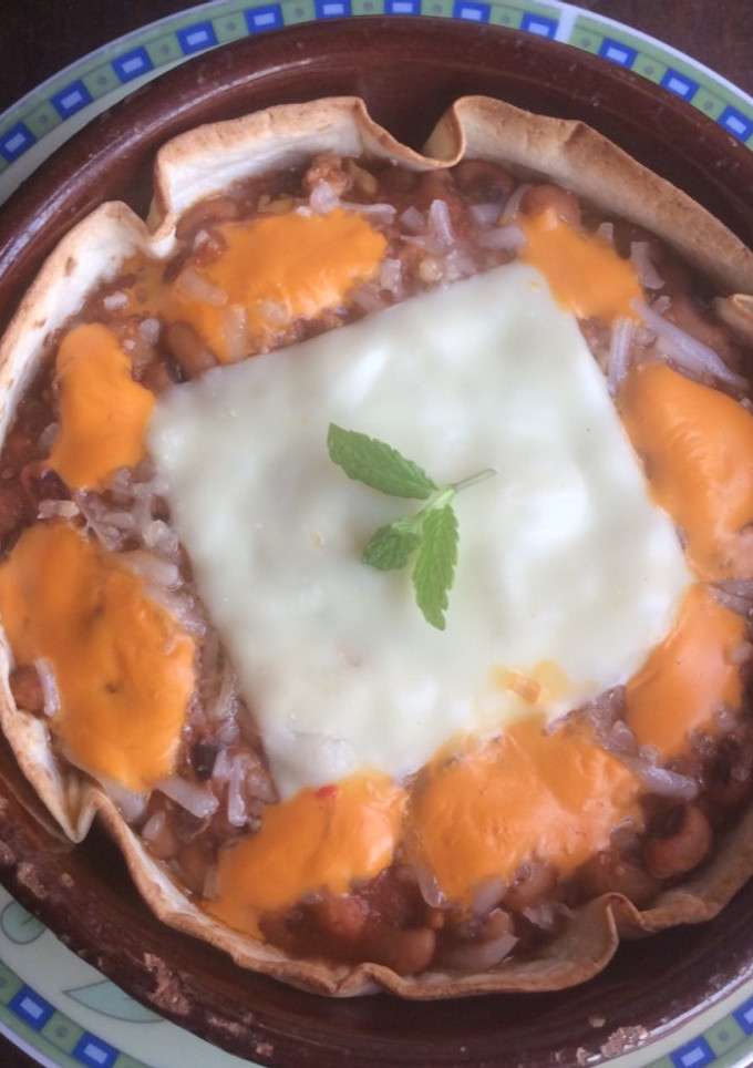 Una foto de Cazuela de alubias con carne picante y queso  gratinado al horno 🇲🇽🌶 🇪🇸