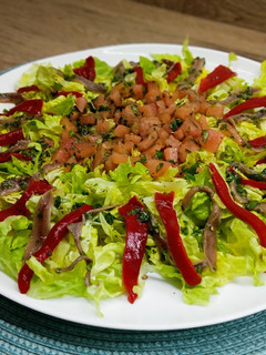Una foto de Ensalada de anchoas marinadas