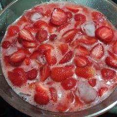 A picture of Strawberry bites🍓🍓🍓.