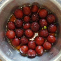 A picture of Gulab jamun.