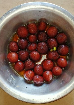 A picture of Gulab jamun.
