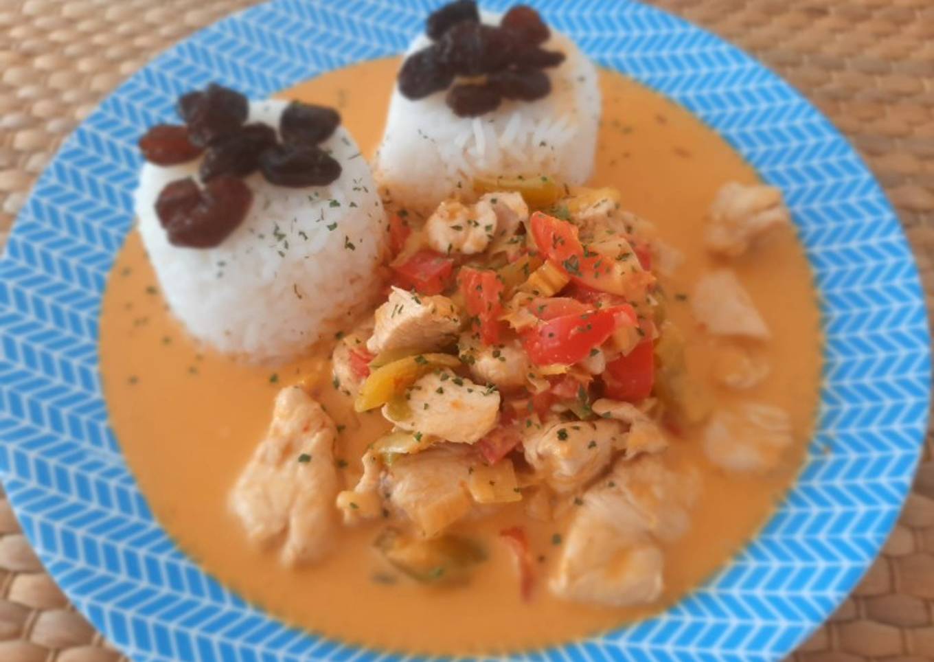 Pollo al curry rojo con leche de coco y guarnición de arroz