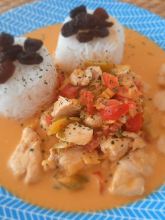 Una foto de Pollo al curry rojo con leche de coco y guarnición de arroz