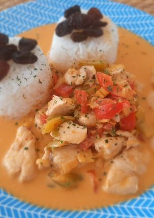 Una foto de Pollo al curry rojo con leche de coco y guarnición de arroz