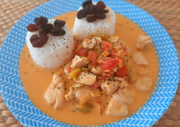 Pollo al curry rojo con leche de coco y guarnición de arroz