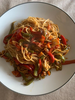 Una foto de Noodles con verduras