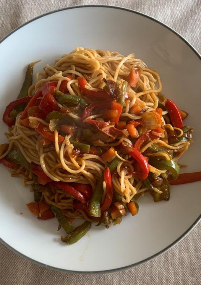 Una foto de Noodles con verduras