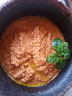Una foto de Muhammara (paté o dip vegetal de pimientos y nueces)