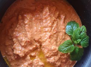 Una foto de Muhammara (paté o dip vegetal de pimientos y nueces)