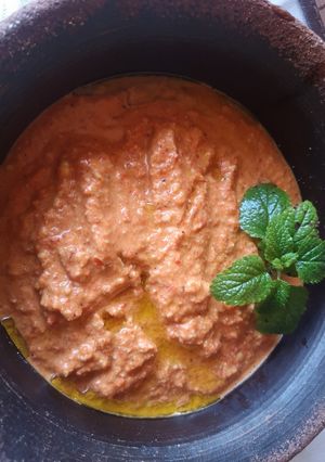 Una foto de Muhammara (paté o dip vegetal de pimientos y nueces)