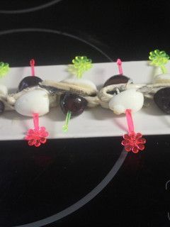 Una foto de Banderillas de boquerones en vinagre y uvas