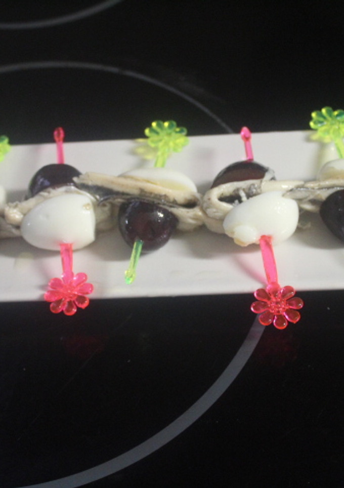 Una foto de Banderillas de boquerones en vinagre y uvas