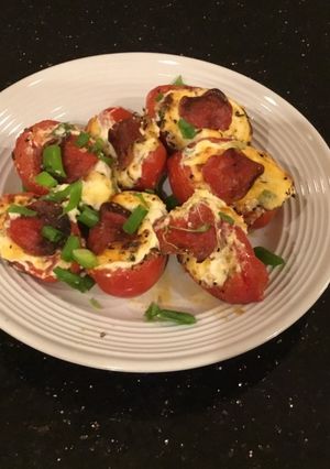 A picture of Pizza Baked Tomatos.