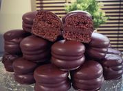 Una foto de alfajor de chocolate sin gluten