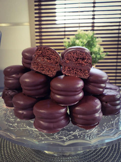 Una foto de Alfajores súper chocolatosos