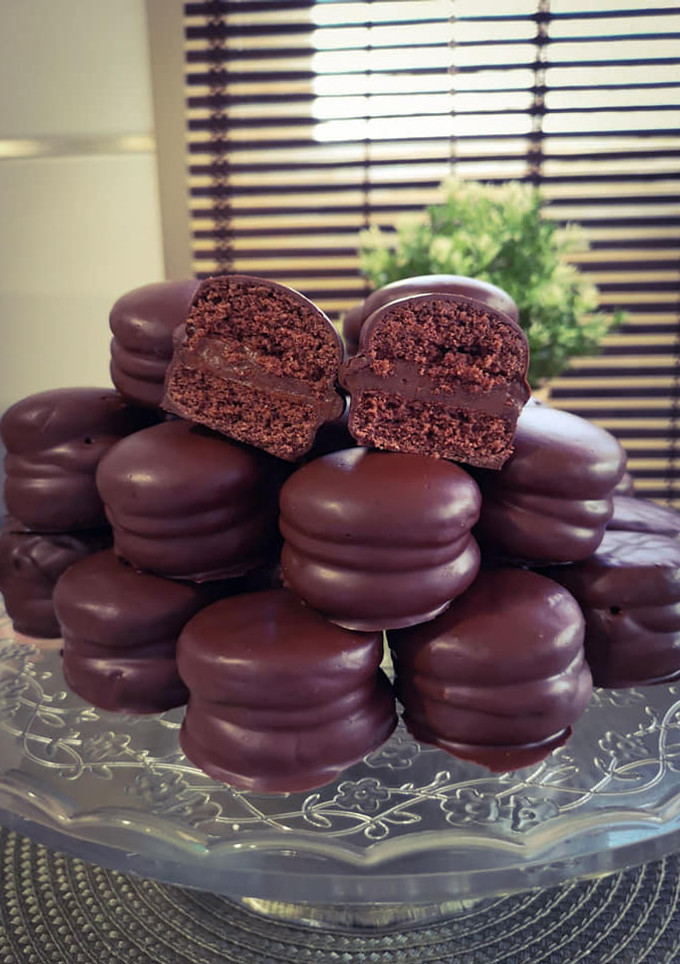 Una foto de Alfajores súper chocolatosos