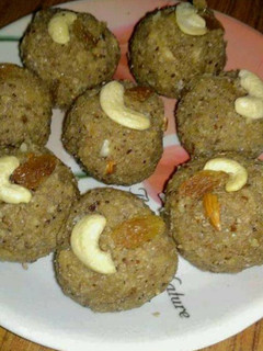 रोटी के लड्डू (Roti ke laddu recipe in Hindi) रेसिपी मुख्य फोटो