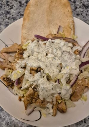 Una foto de Kebab Casero Con Salsa De Yogurt