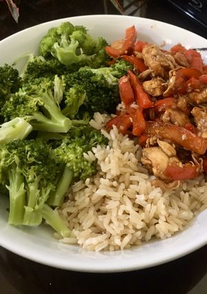 Una foto de Pollo al sésamo con arroz y brócoli