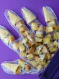 Popcorn karamel pinggiran roti dibentuk tangan monster