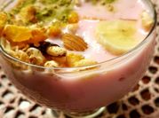 Una foto de yogur con maca