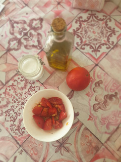 Una foto de Ensalada de tomate, ajo y orégano