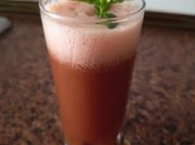 Una foto de bebidas de sandía