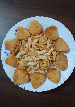 खस्ता नमक पारे (Khasta namakpare recipe in hindi) रेसिपी मुख्य फोटो