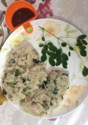 A picture of Upma with moringa leaves.