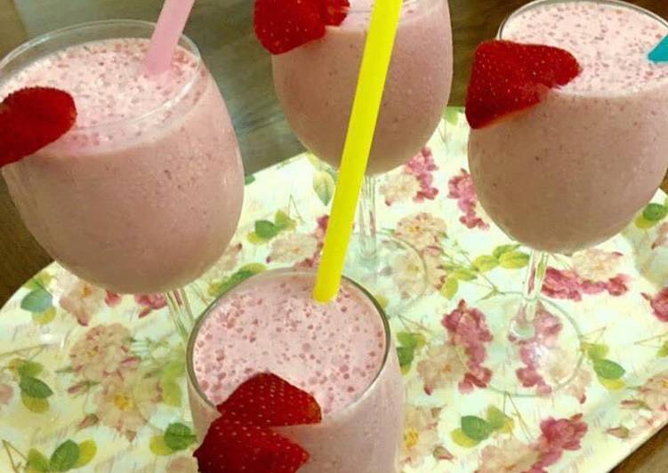 Easiest Way to Make Super Quick Homemade Strawberry Vanilla Shake