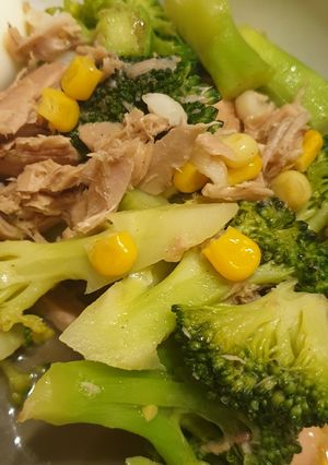 花椰菜炒鮪魚 的食譜成品照片