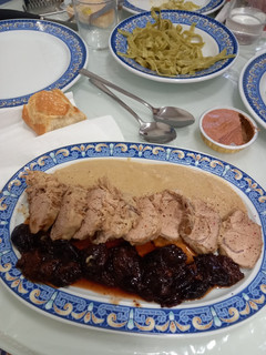 Una foto de Solomillo de cerdo con salsa de manzana y nueces