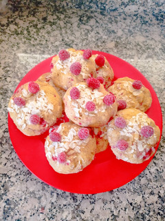 Una foto de Bollitos sin gluten rellenos de frambuesas ❤️ y almendra