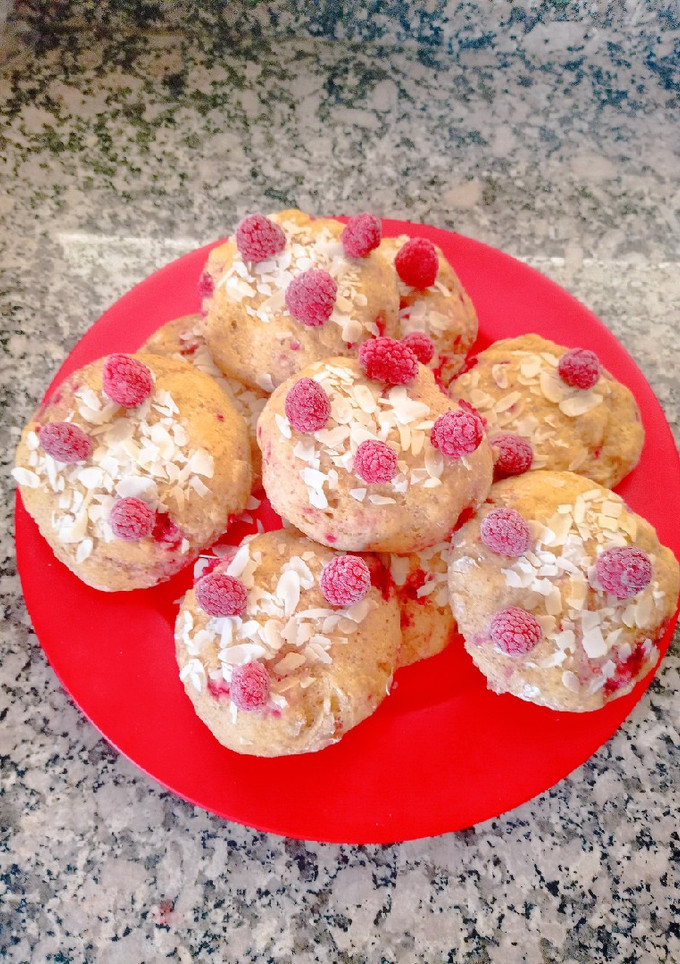 Una foto de Bollitos sin gluten rellenos de frambuesas ❤️ y almendra