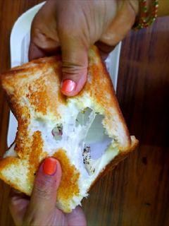कैफ़े स्टाइल ग्रिल चीज़ सैंडविच (Cafe style grill cheese sandwich recipe in hindi) रेसिपी मुख्य फोटो